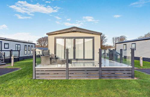 Binky Lodge Stylish Cosy 3-Bedroom Holiday Lodge Hoburne Naish Barton on Sea - Photo 1