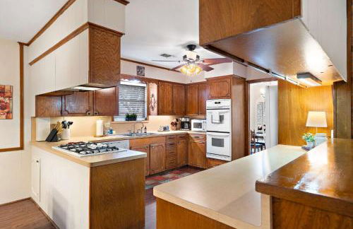 Relax and Play 3BR Retreat w Sunroom - Foto 15