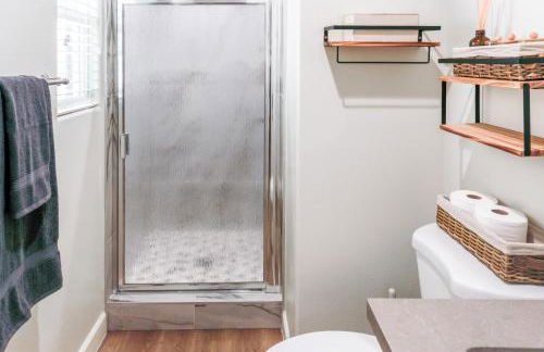 Cozy Luxe Unit Near Disneyland - Sleeps up to 10! EV Friendly & King Bed - Foto 26