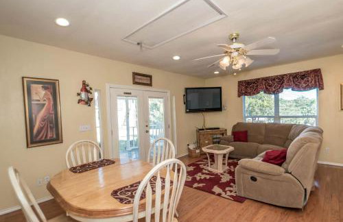 Joyful Cottage Rental for Couples with Poolside Cabana near San Antonio, TX - Foto 15