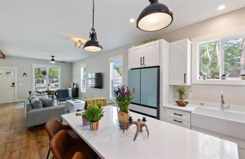 Downtown | Gorgeous | Pet Friendly! - Photo 48