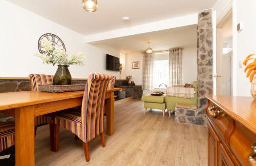 Sleeps 6. Free Wifi. Free Parking central location. - Photo 10