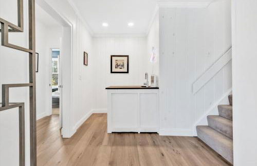 Waterfront Retreat with Private Dock and Fire Pit, Sleeps 8, Outdoor Dining, Spa-Style Primary, Gourmet Kitchen with Dual Dishwashers, Gas Fireplace, River Views, Bright Open Layout, Central AC, Perfect Coastal Escape for Families, 24 Hr Hospitality - Foto 46