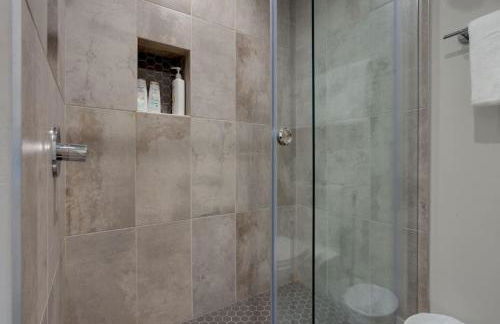 Modern Townhome, Large Game Room with Ping Pong, 10min to Downtown! Sleeps 10! - Foto 29