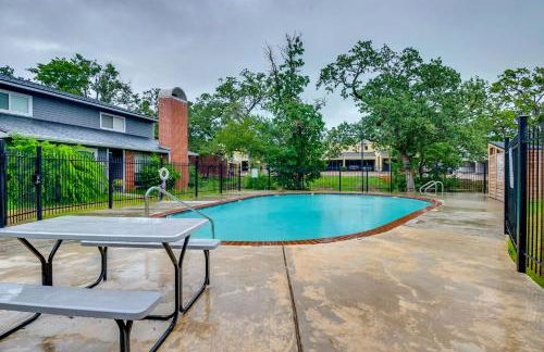 College Station Gem with Pool Access Near University - Foto 28