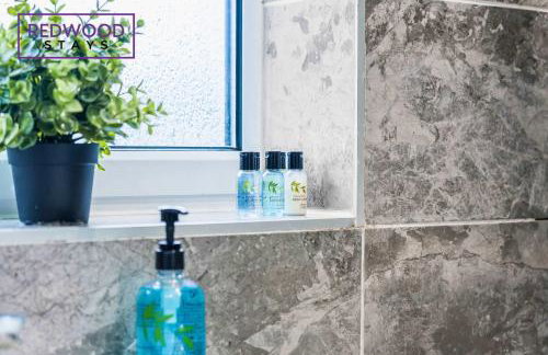 Cosy 3-Bedroom Serviced House with Free Fast WiFi and Parking for 2 Cars By Redwood Stays - Foto 28