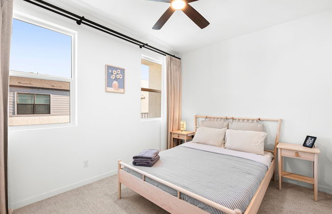 Chic Modern Retreat With Stunning Views - Photo 17