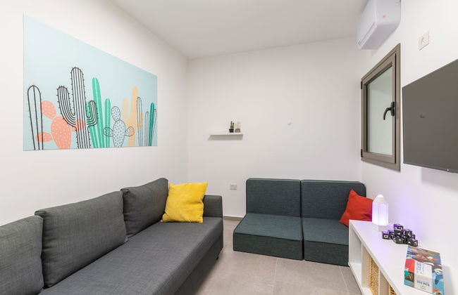 Sunlit Balcony & Coastal Charm by Sea N' Rent - Foto 13