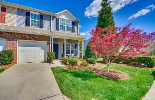Cozy Greensboro Townhome with Community Pool and Grill - Foto 25