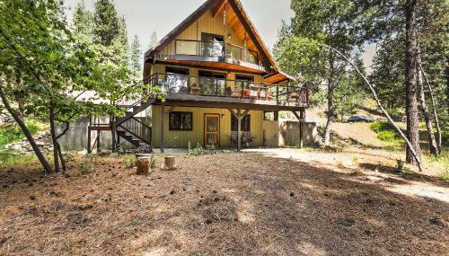 Riverside Winthrop Chalet with Hot Tub and 2 Decks! - Foto 3