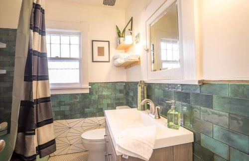 Charming 1920s Retreat Modern Kitchen 5 minutes to Dining and Med District - Foto 24