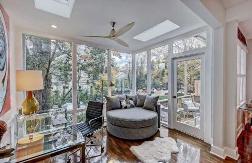 Modern 2BR Condo with Sunroom near Uptown - Foto 2