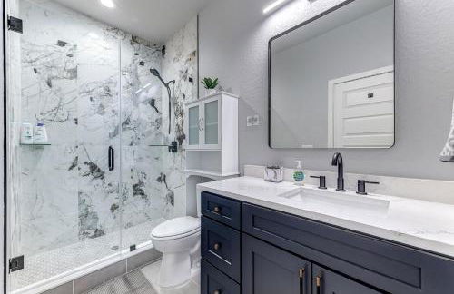 Chic & Spacious 4 Bedroom 3 Full Bathrooms Retreat in West Tampa and Pvt Backyard - Foto 2