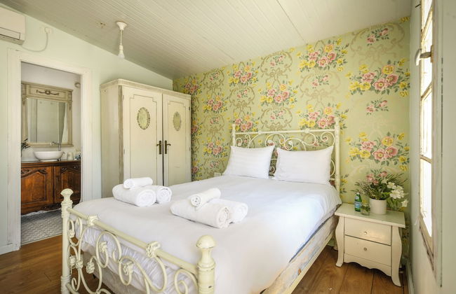 Elegant 1BR Apt w Balcony in the City - Photo 5