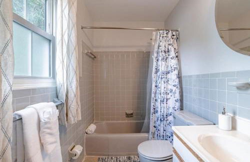 Private Pool & Yard Mins to Dining & University - Foto 8