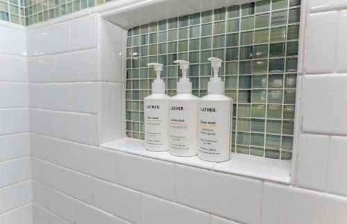 Sojourn Spacious Family Retreat with Fenced Backyard - Foto 8