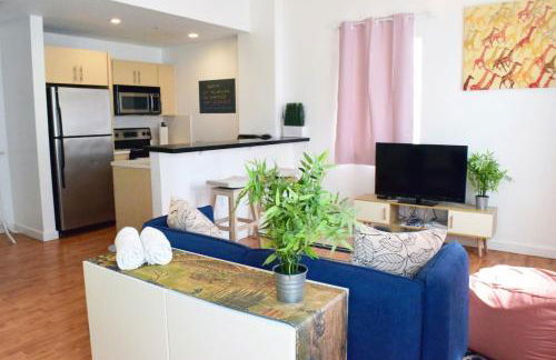 Light-Filled Apt Steps to Beach Convention Center - Foto 1