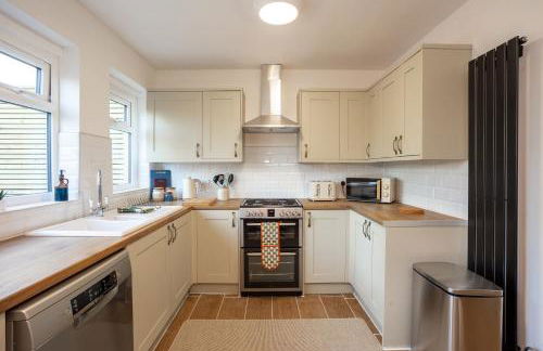 Doctors Lane- Modern 3 Bedroom Contractor Family House With Parking - Photo 6