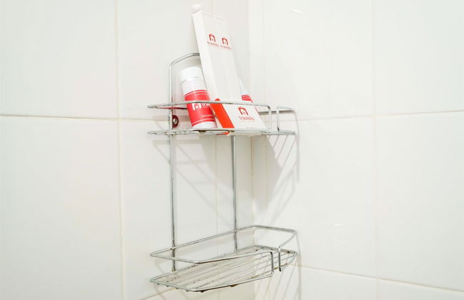 Studio at Green Pramuka City Serene Apartment Living By Travelio - Foto 13