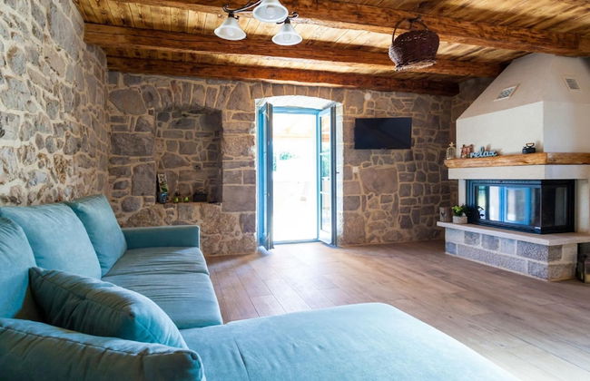 Gorgeous Villa With Private Swimming Pool and Covered Terrace - Photo 7