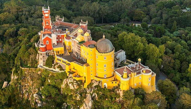 Lisboa - Tour privado de 9 horas a Sintra, Cabo da Roca, zona de la bahía de Cascais - Foto 4, El Palacio Nacional de Pena es como una joya sagrada que corona la Serra de Sintra. El parque circundante, en sintonía con el palacio, despierta emociones de misterio y descubrimiento.