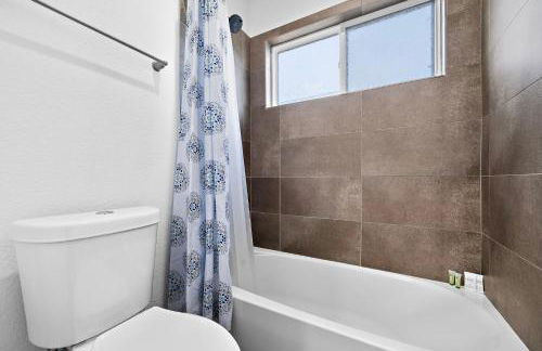 Cozy Home Near MedCenter, Uptown, & Downtown - Foto 29