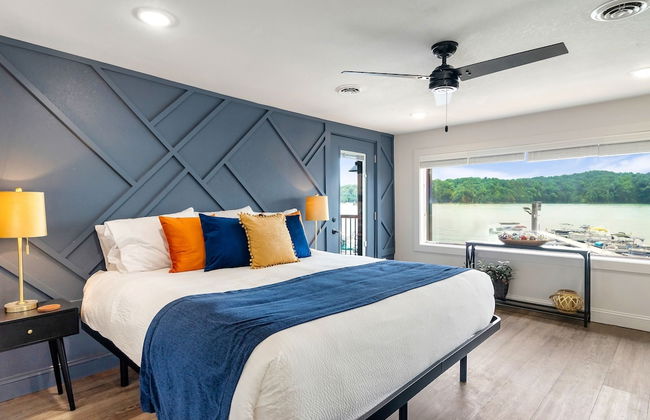 Luxury Lakehouse - Photo 8