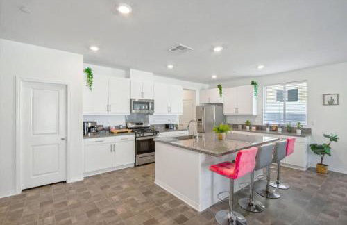 Entire Private Home with 4 Bedrooms 2 Bathrooms, Mountain Edge, New House, Ranch, Gated Yard, Available Now - Foto 26