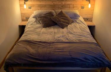 Unique Private Wood Cabin near Jurassic Coast in Dorset Countryside - Photo 12