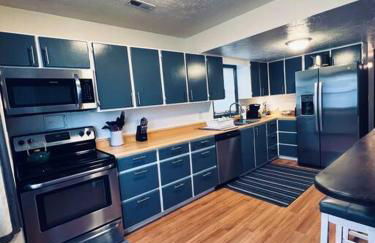 5 Bedroom Lakeside Home Sleeps 12 - Shared Lake Access, Large Yard, Central Air, Fire Pit, Horseshoes & More! - Foto 16