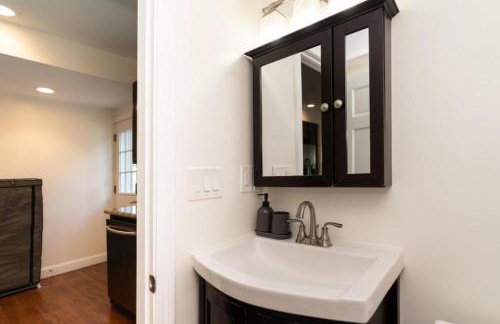 988 - 2 4BR Boston Cozy Getaway near Geneva Cliffs - Foto 27