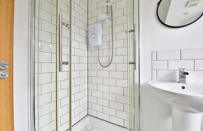 Stunning Studio In Converted Building - Photo 22