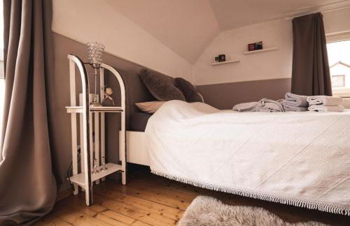 Pfälzer Herzel mit 2 Schlafzimmern und Blick über die Rheinebene kostenfreiem Parkplatz und Wlan fußläufig zum Wald und den Weinbergen Weinkühlschrank Brötchenservice Garten mit Gasgrill - Foto 7