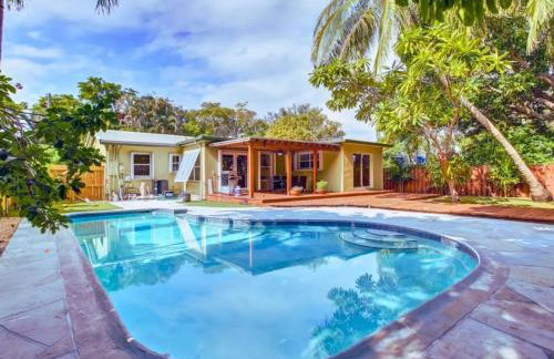 Tranquil Poolside Bliss Pergola Deck Turf Yard - Foto 1