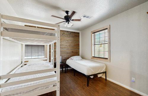 Bacliff Family Getaway with Game Room and Private Pool - Foto 19