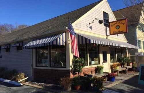 The Most Desired Summer Retreat with Private Pool Just 5 Minutes from the Beach - Foto 58