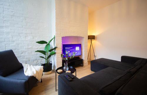 Stylish Cosy 4-Bed Home, Sleeps Up To 10 With Large Sofa Bed, Near Manchester Royal Infirmary & Universities, Free Parking & Ultra-Fast WiFi - Foto 1