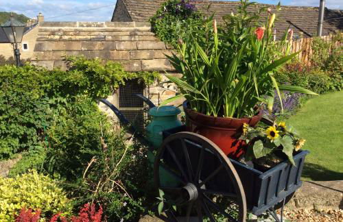 Carr’s cottage Eyam Peak District, - Photo 12