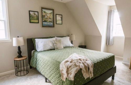 ~ The Cozy Farmhouse ~ | Sleeps 10+ | Farm Views - Foto 1