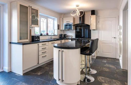 5Bed House with Games Room & Slide! Fast WiFI & FREE Parking - Photo 24