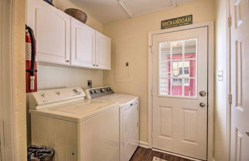 Modern Mountain Retreat with Deck and Hot Tub! - Foto 22