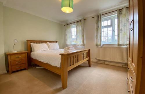 Beautiful 5 Bed 3 Bathroom Detached Family Home 8 - Photo 17