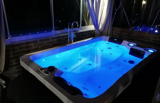 Amazing Chalet with Private Garden, Hot Tub, Sauna, Great Location by the River - Foto 15