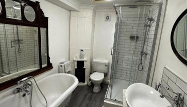 Detached 4BR, 4 Bathroom, Driveway, WiFi, Smart TV - Foto 5, towels, Shower