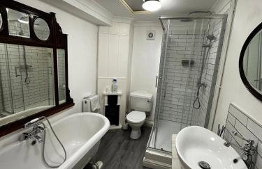 Detached 4BR, 4 Bathroom, Driveway, WiFi, Smart TV - Foto 5