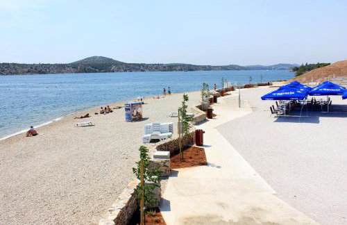 Apartments with parking spaces Drnis, Zagora - 12769 - Foto 3