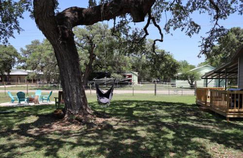 Bandera Bungalow - River, Downtown, Peaceful fenced corner lot! King bed! - Foto 25