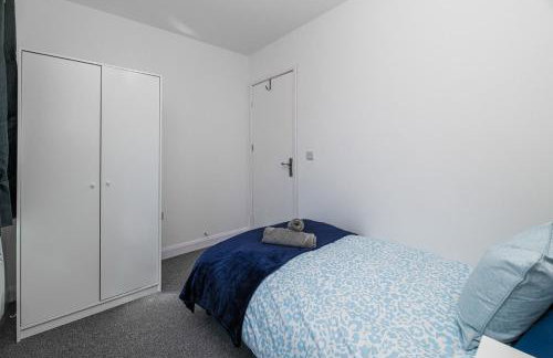 4BR New Build - Near Ferry Port - Great for Groups - Foto 8