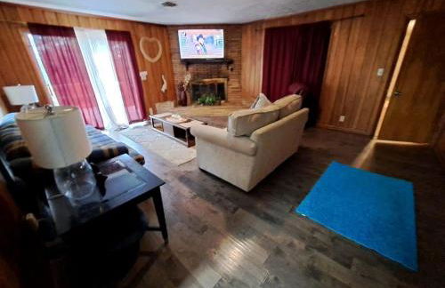 Pet-Friendly 3-Bedroom Ranch with Backyard, Fireplace & Near Nashville - Foto 7