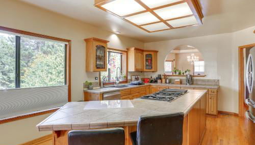 3 Mi to Sequoia Park Zoo Spacious Home with Sunroom - Foto 5